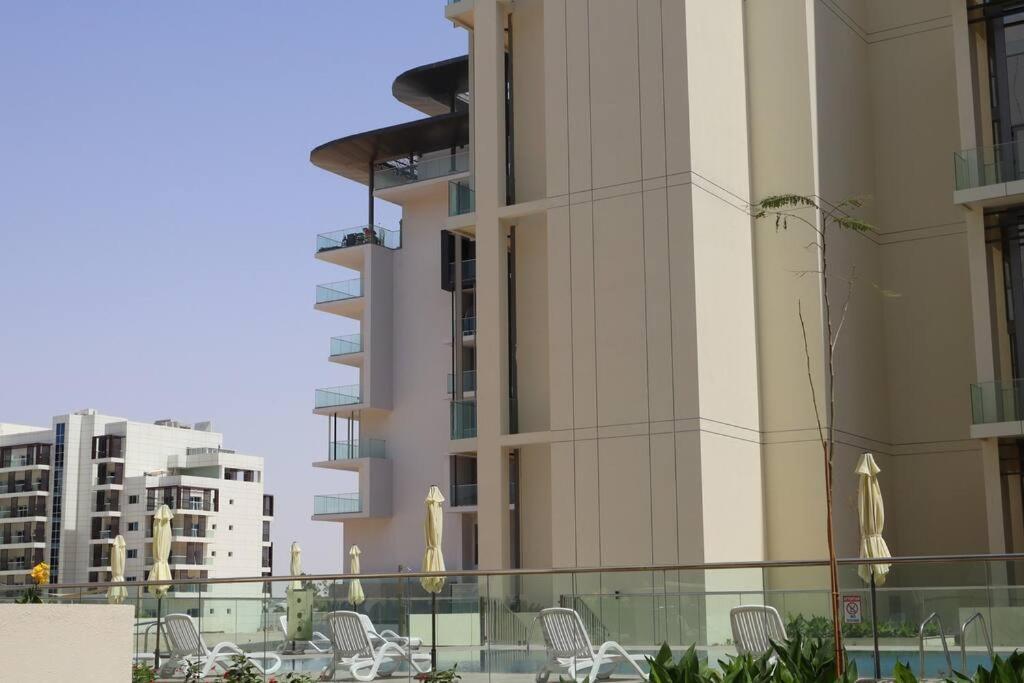 Lovely 3br Oasis With Pool & Private Parking In Masdar Appartement