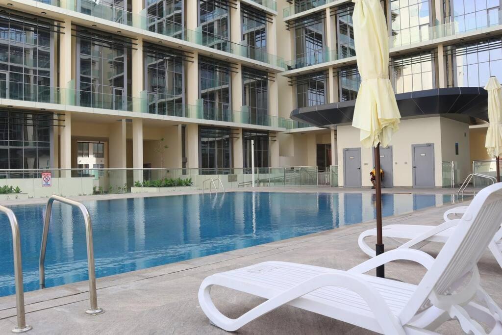 Lovely 3br Oasis With Pool & Private Parking In Masdar *