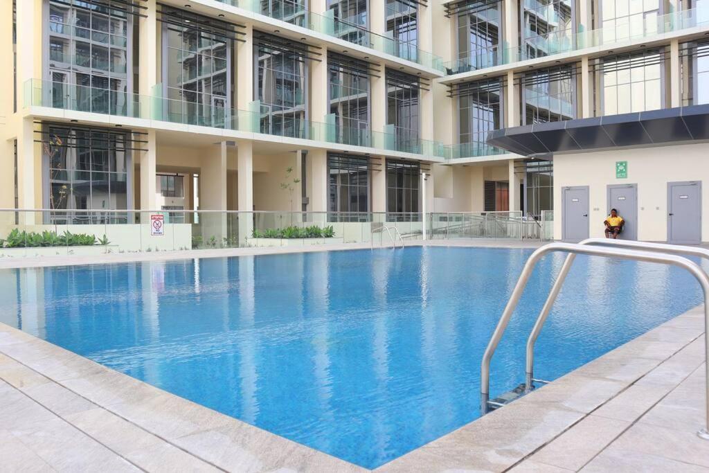 Lovely 3br Oasis With Pool & Private Parking In Masdar Appartement Abou Dabi